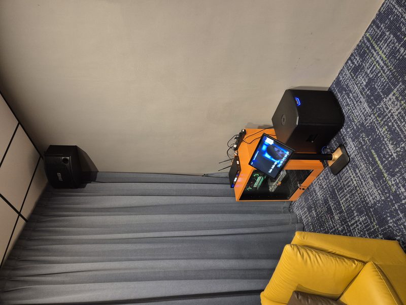 Lounge with satellite loudspeakers mounted in the corners and the mobile entertainment unit in place