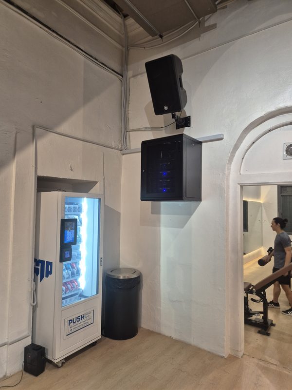 Reception counter with a loudspeaker and the wall-mounted equipment rack